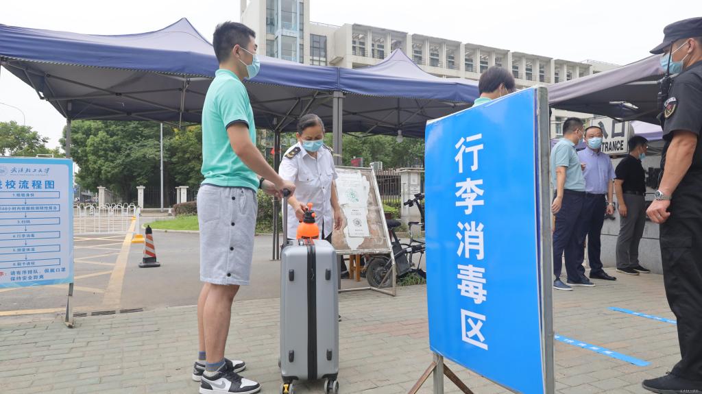 全力以“复”筑牢校园安全“防护墙” 学校举行秋季开学返校疫情防控应急演练