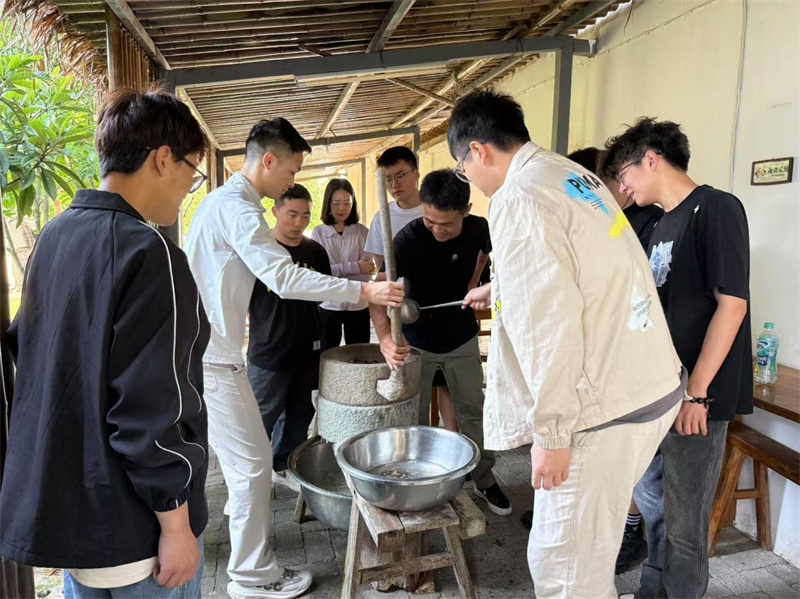 体验磨豆浆。