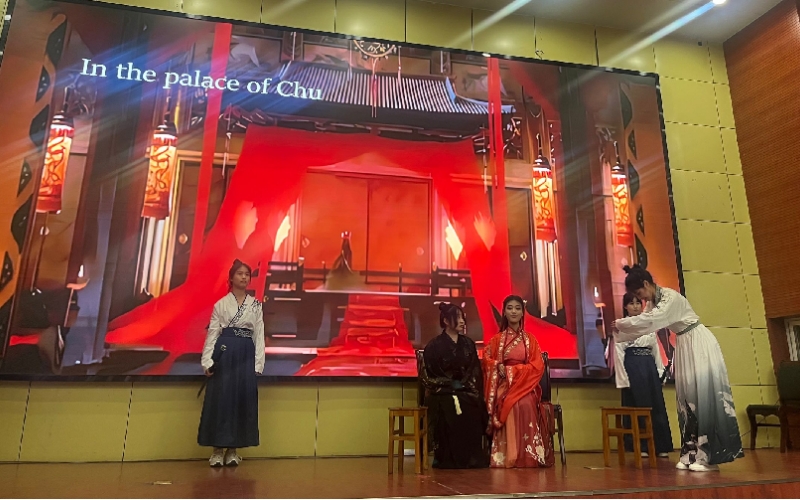 武汉轻工大学外国语学院学生在表演戏剧《屈原》。赵玲摄