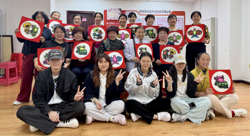 武汉轻工大学学子走进社区开展全民国家安全教育日宣传。