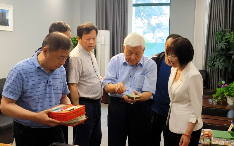 王瑞元先生(右三)向武汉轻工大学老师讲述藏品背后的故事。田柳摄
