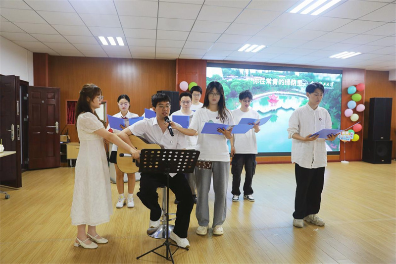 毕业生文艺表演。王月摄