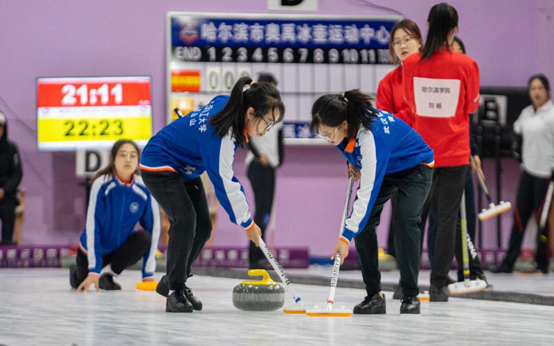武汉轻工大学女子参赛队在进行赛前训练