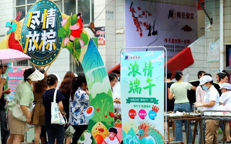 武汉轻工大学学生在排队领取端午节礼物。陈卓琳摄 武汉轻工大学学生在排队领取端午节礼物。陈卓琳摄