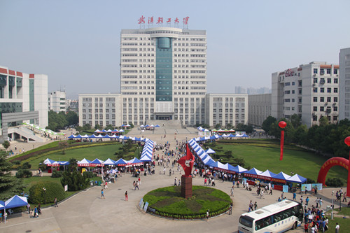 (常青校区迎新现场)校领导一行顺着常青校区阳光雨露广场上摆着的各